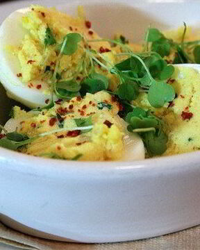 Фаршированные рокфором и водяным крессом яйца