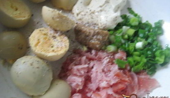 фаршированные яйца с беконом