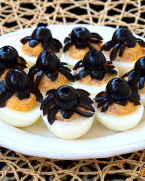 Фаршированные яйца с печенью трески Пауки