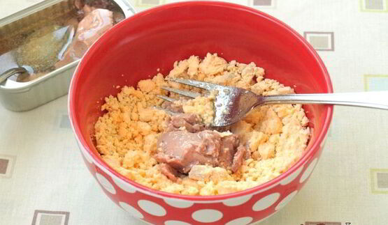 фаршированные яйца с печенью трески пауки