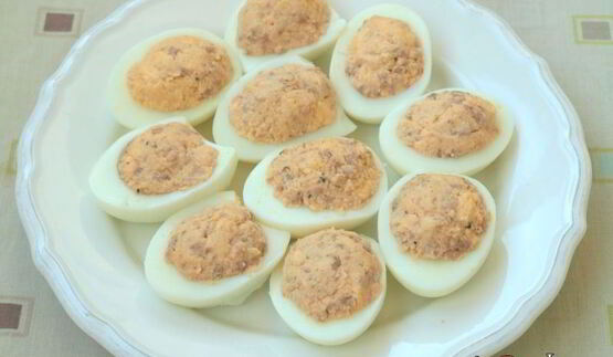 фаршированные яйца с печенью трески пауки