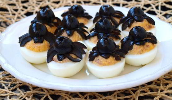 фаршированные яйца с печенью трески пауки