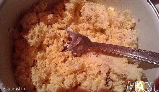 фаршированные яйца сливочным сыром и черной икрой