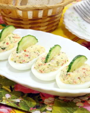 Яйца фаршированные крабовыми палочками