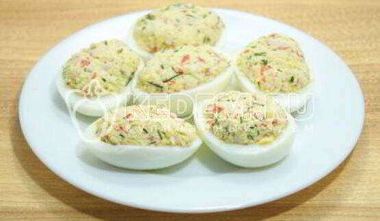 яйца фаршированные крабовыми палочками