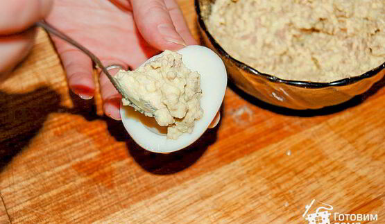 яйца, фаршированные печенью трески