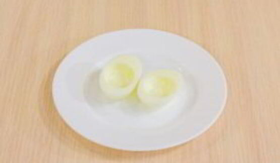 яйца, фаршированные сельдью и свеклой