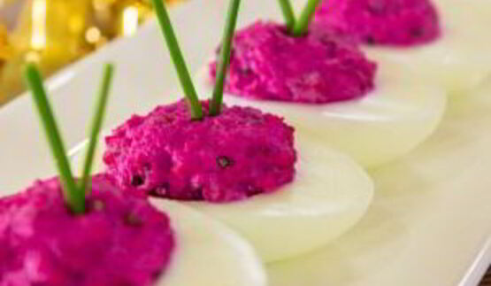 яйца, фаршированные сельдью и свеклой