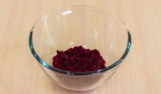 яйца, фаршированные сельдью и свеклой