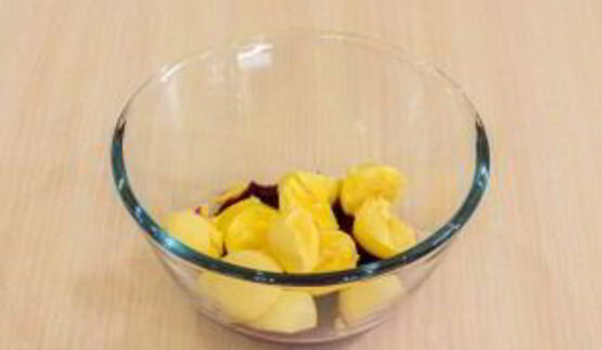 яйца, фаршированные сельдью и свеклой