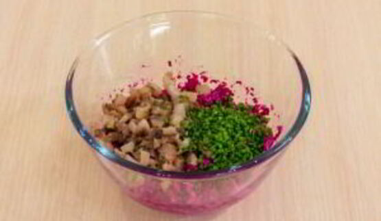 яйца, фаршированные сельдью и свеклой