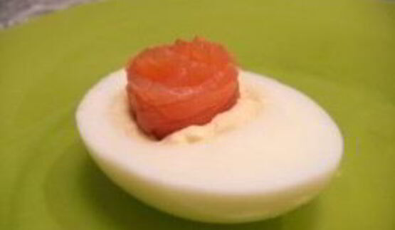 яйца, фаршированные семгой
