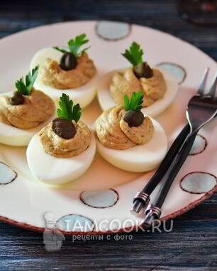 Яйца, фаршированные шпротами