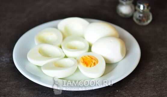 яйца, фаршированные шпротами