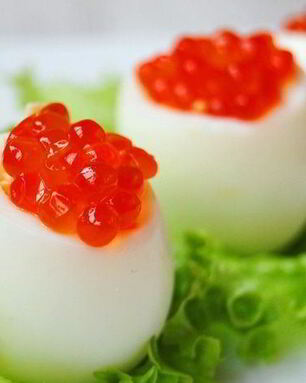 Яйца, фаршированные суфле из семги и красной икры