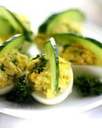 Яйца, фаршированные сыром и чесноком