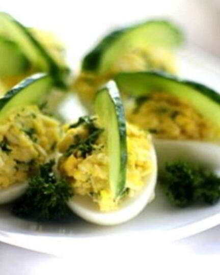 Рецепт яиц, фаршированных сыром и чесноком