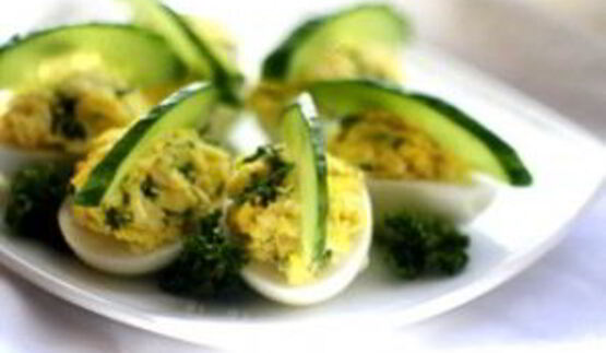 яйца, фаршированные сыром и чесноком