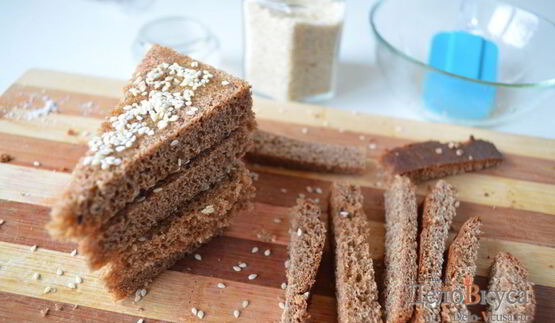 гренки из черного хлеба с кунжутом