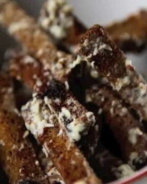 Гренки из черного хлеба с сыром на сковороде