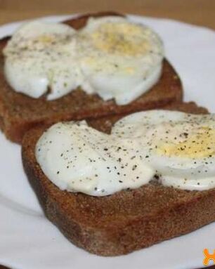Гренки из черного хлеба с вареным яйцом