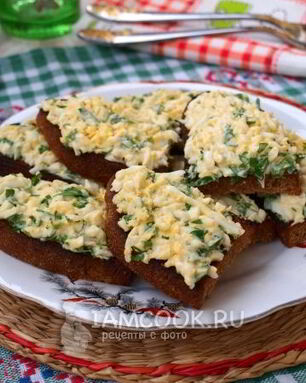 Гренки из черного хлеба с яйцом и зеленью