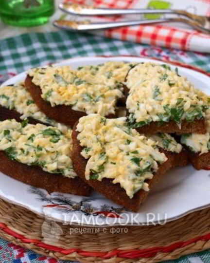 Рецепт гренков из черного хлеба с яйцом и зеленью