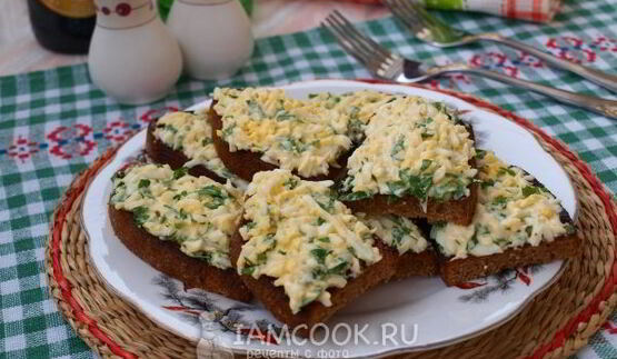 гренки из черного хлеба с яйцом и зеленью