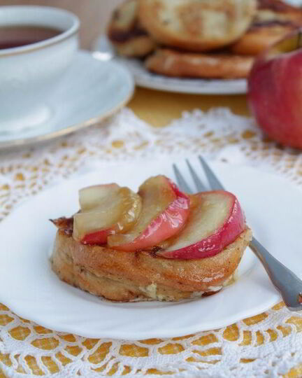 Рецепт гренков на завтрак с яблоками и корицей