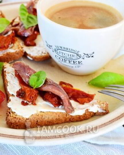 Рецепт гренков с анчоусами, вялеными томатами и сливочным сыром