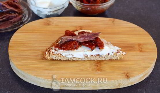 гренки с анчоусами, вялеными томатами и сливочным сыром