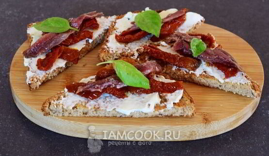 гренки с анчоусами, вялеными томатами и сливочным сыром