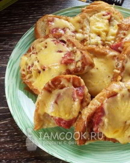 Рецепт гренков с колбасой и сыром на сковороде