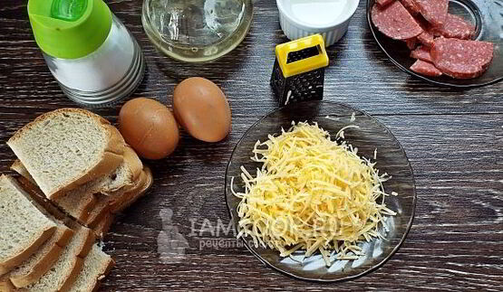 гренки с колбасой и сыром на сковороде