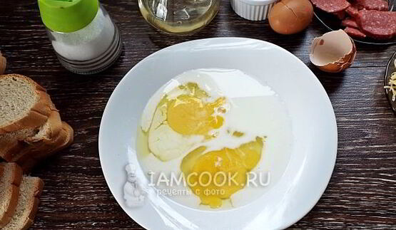 гренки с колбасой и сыром на сковороде