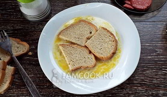 гренки с колбасой и сыром на сковороде