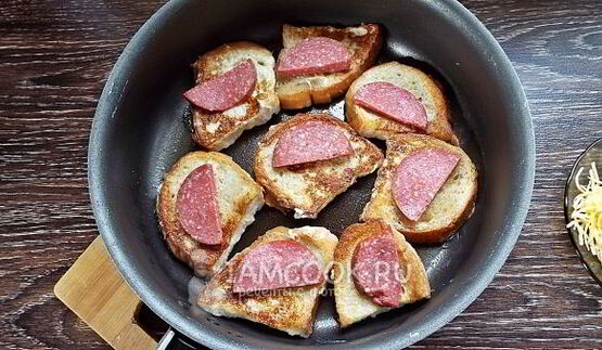 гренки с колбасой и сыром на сковороде