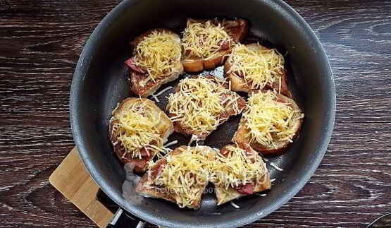 гренки с колбасой и сыром на сковороде