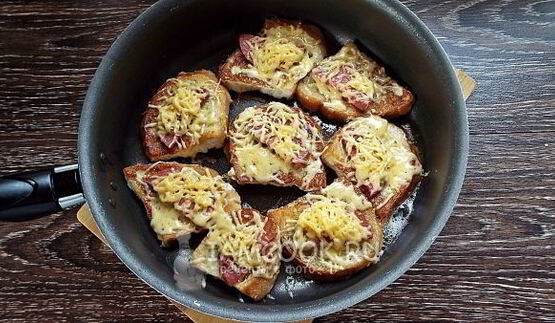 гренки с колбасой и сыром на сковороде