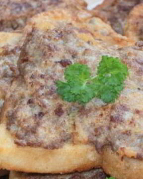 Гренки с мясным фаршем и килькой по-татарски