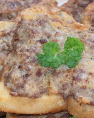 Гренки с мясным фаршем и килькой по-татарски