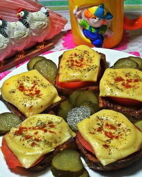 Гренки с овощами под сыром