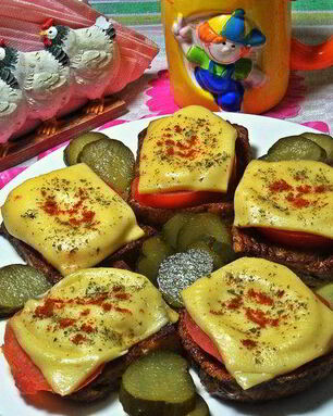 Гренки с овощами под сыром