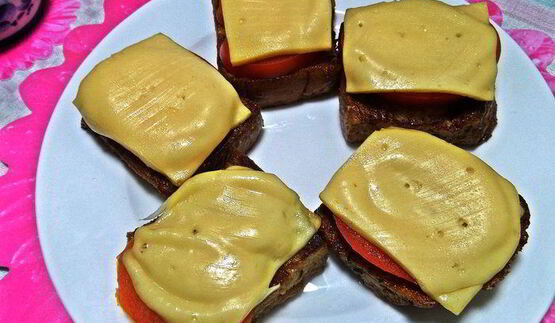 гренки с овощами под сыром