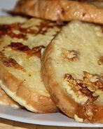 Гренки с сыром, яйцом и сметаной