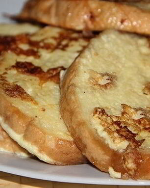 Гренки с сыром, яйцом и сметаной