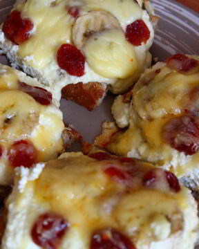 Гренки с запеченным творогом