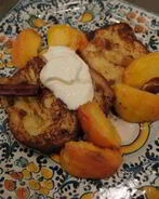 Сладкие гренки с томлеными персиками