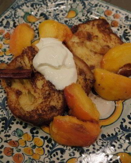 Рецепт сладких гренков с томлеными персиками