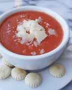 Томатный крем-суп и гренки с сыром Бри